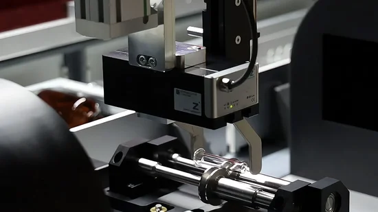 Greifer greift Werkstück aus Glas